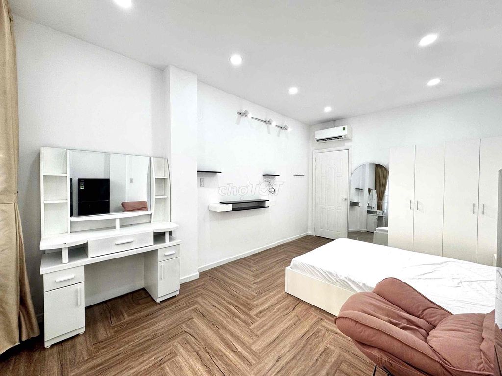 To rent the studio-Claude Sciences of Science