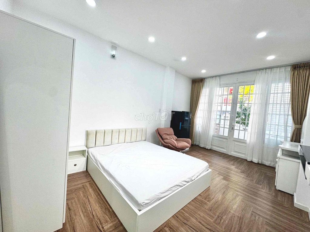 To rent the studio-Claude Sciences of Science