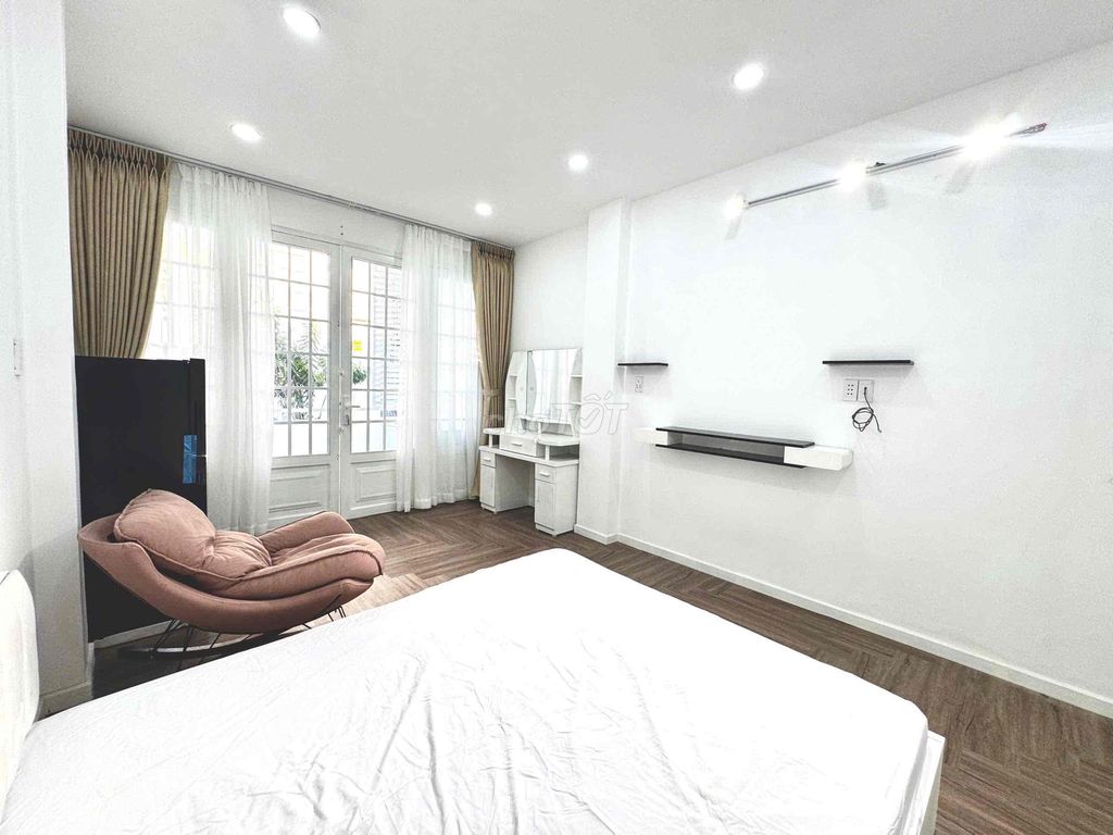 To rent the studio-Claude Sciences of Science