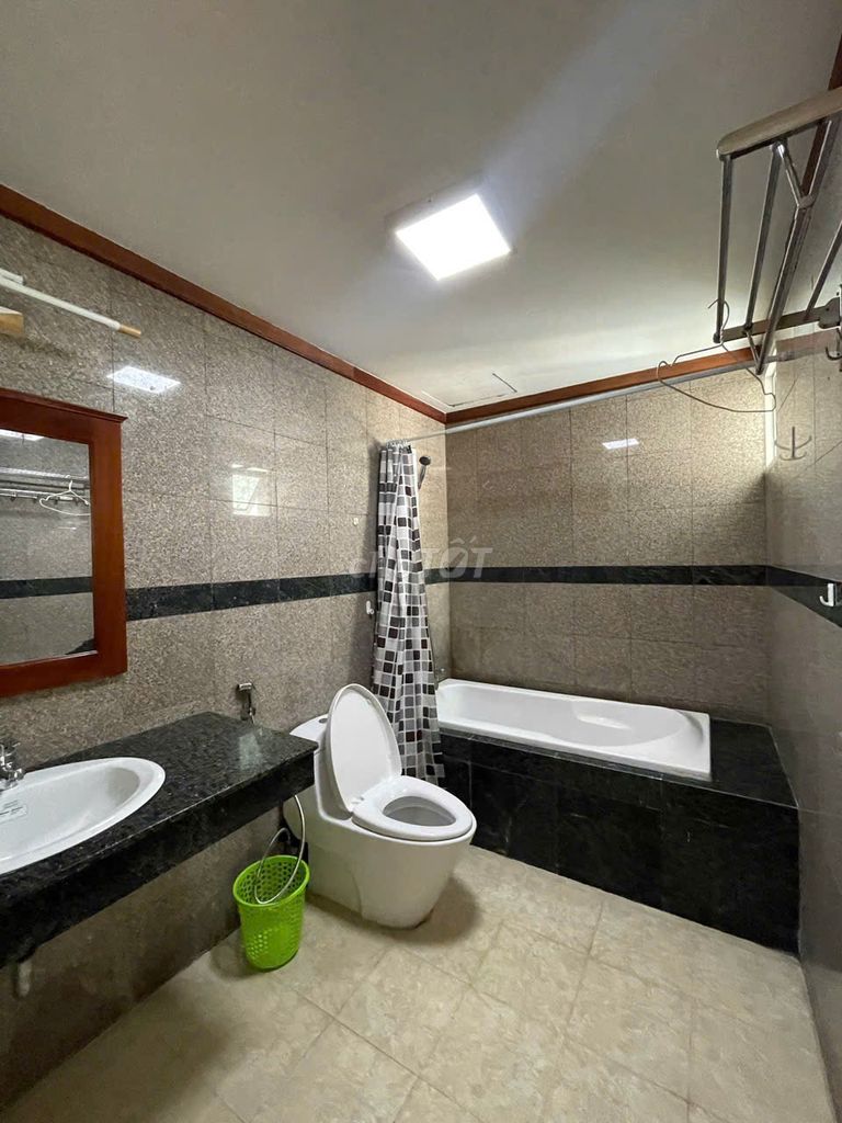 We need to rent the Vietcong-Tạ Quang Bửu. District 8