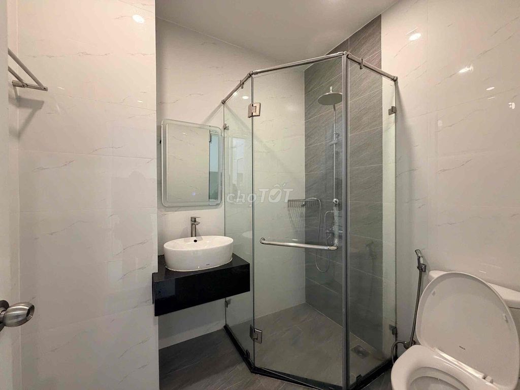 A super large bedroom at Thảo Điền, convenient to go to the bridge.