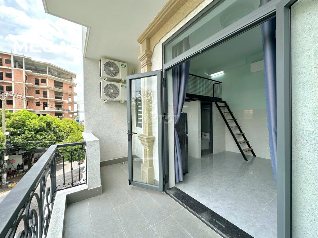 The apartment is full of open-cut balconies at the University of Parley.