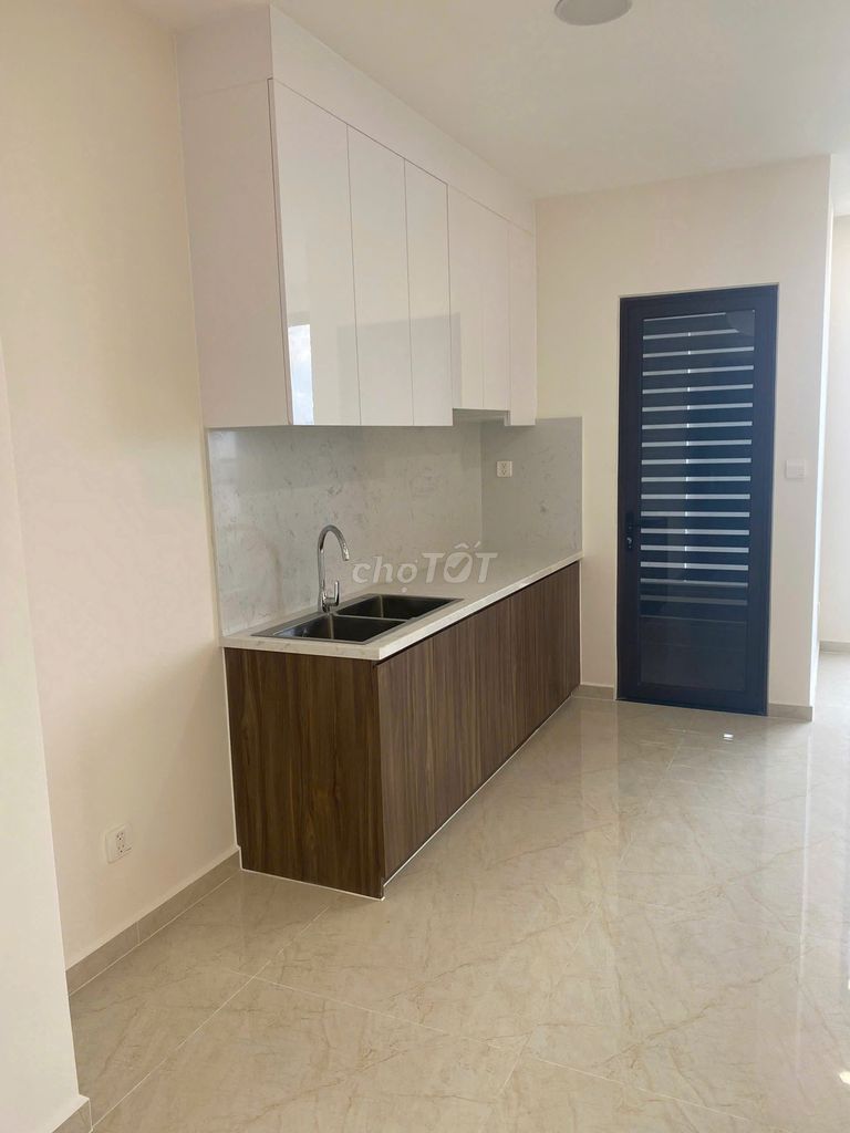 Rent a D'lusso bedroom on a favor, move in.