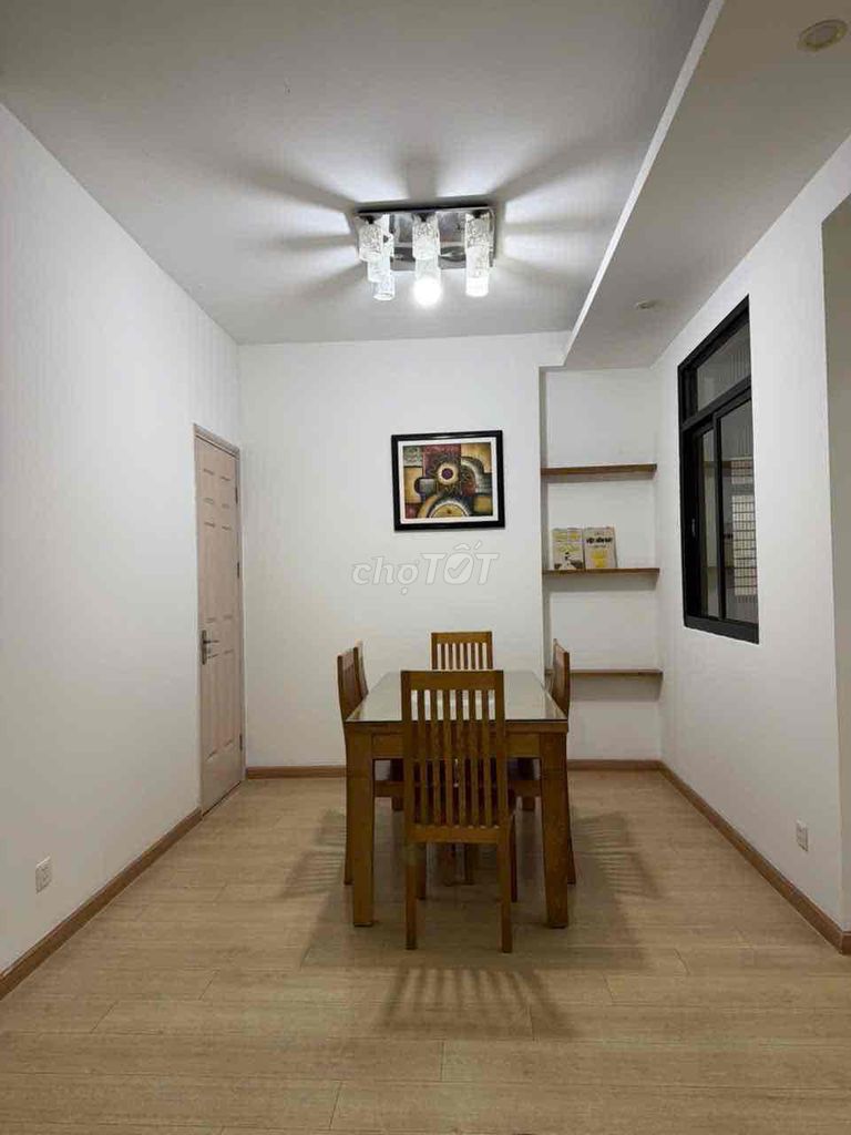 Large area 160 m2: Three bedrooms for rent in 7th District.