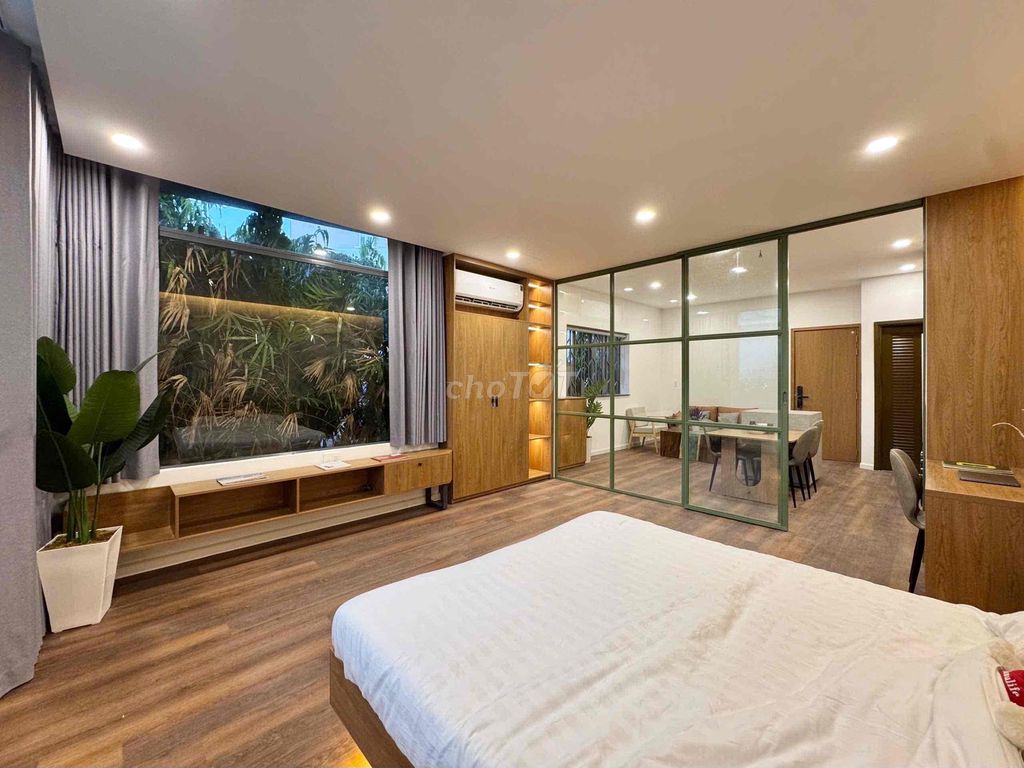 Open a one-room apartment in District 2, free to go tomorrow.