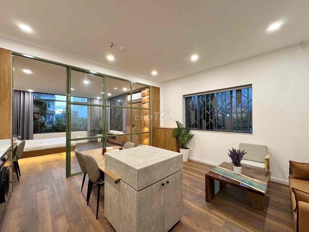 Open a one-room apartment in District 2, free to go tomorrow.