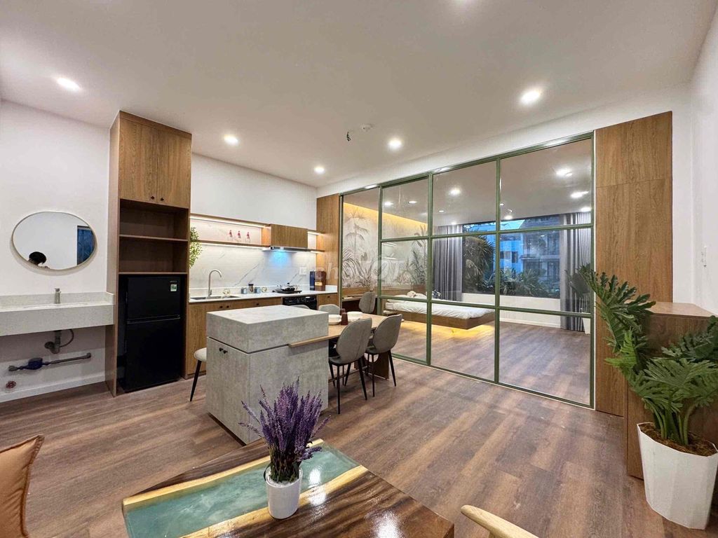 Open a one-room apartment in District 2, free to go tomorrow.