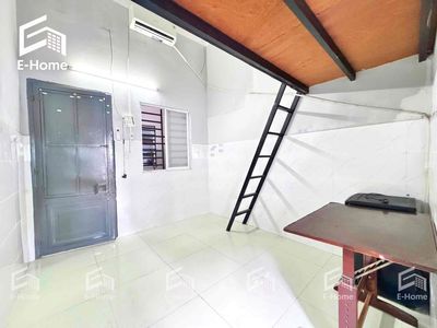The students' room is right near the University of Public Science and the Aeronautic Institute.