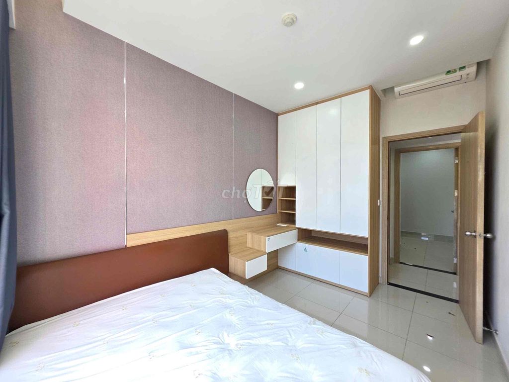The top apartment of the medical residence. Come in right now.