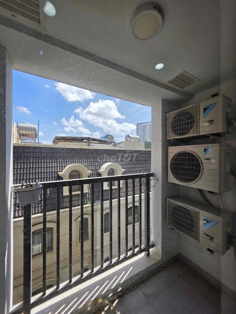 The top apartment of the medical residence. Come in right now.