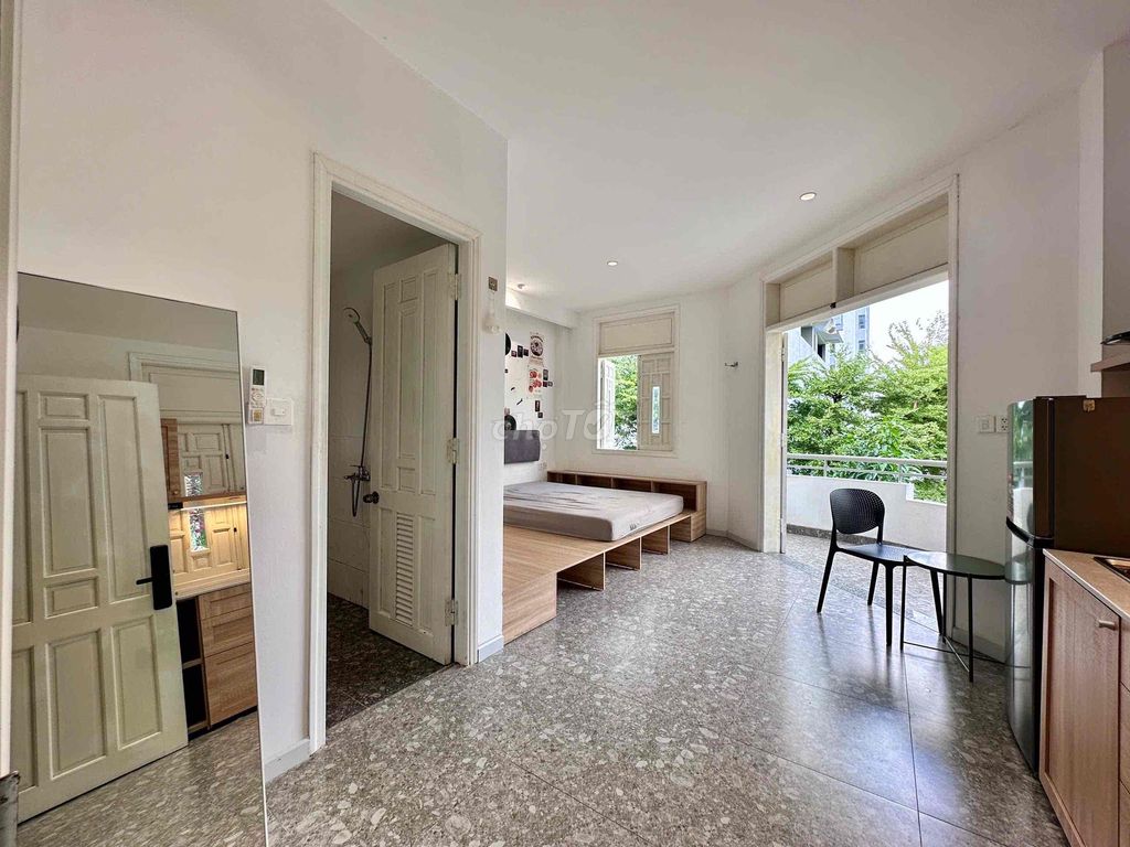 Super open balcony studio in the center of District 2