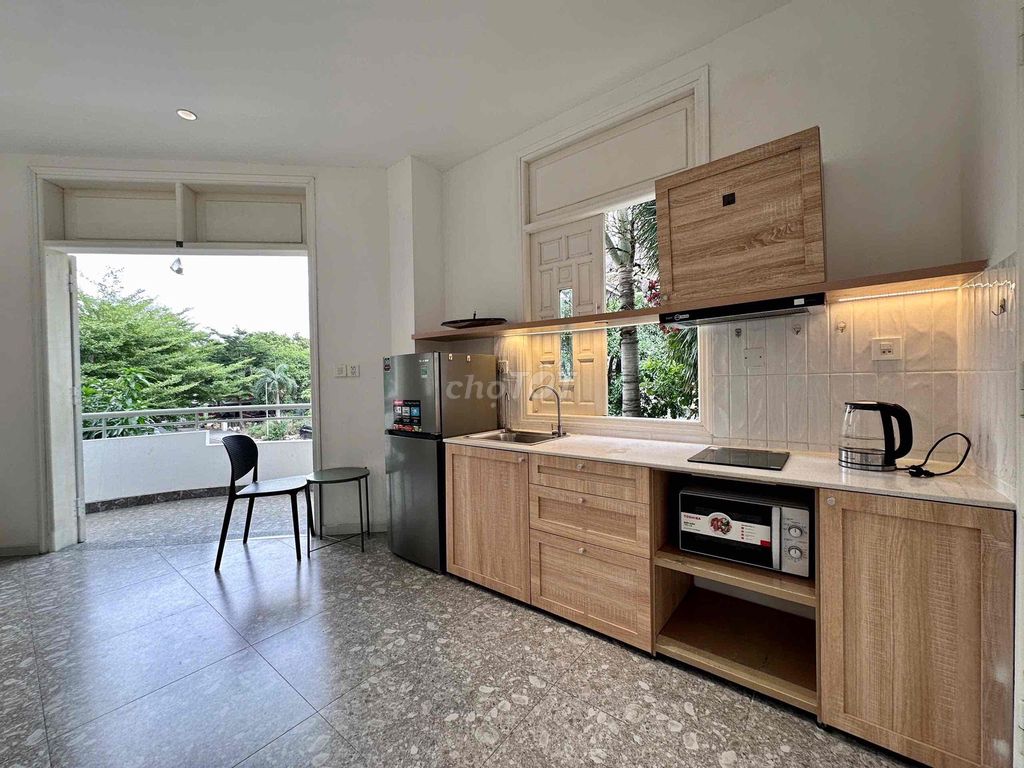 Super open balcony studio in the center of District 2