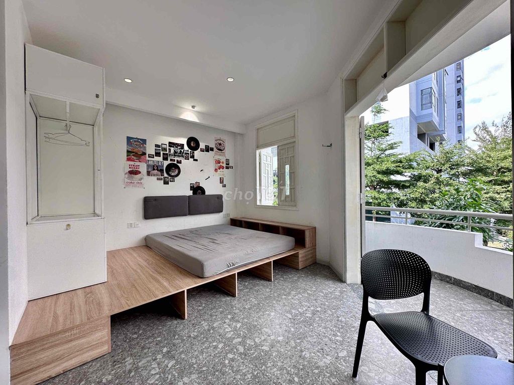 Super open balcony studio in the center of District 2