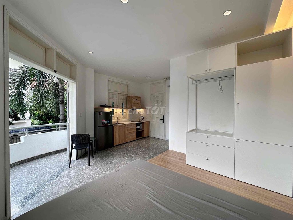 Super open balcony studio in the center of District 2