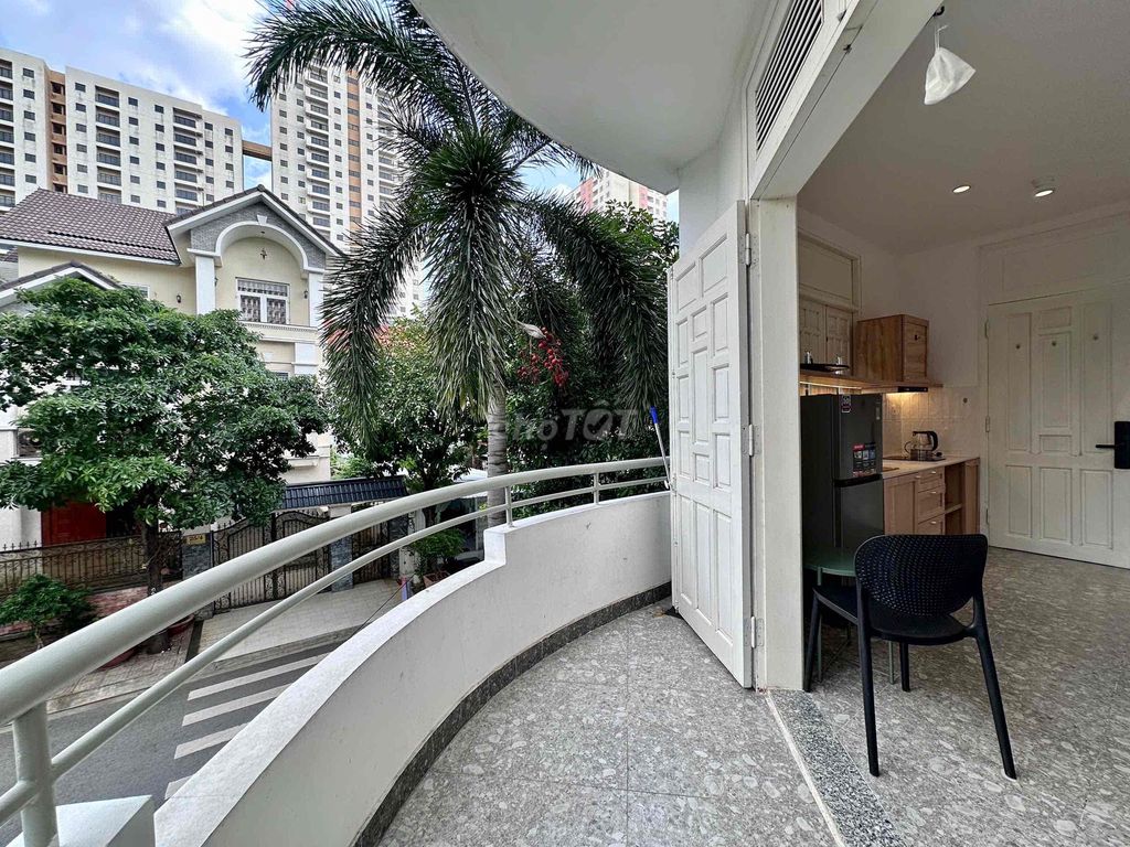 Super open balcony studio in the center of District 2