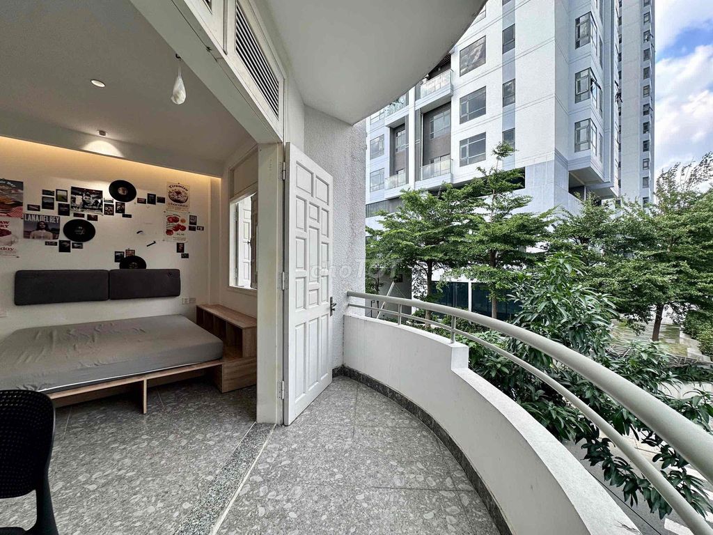 Super open balcony studio in the center of District 2