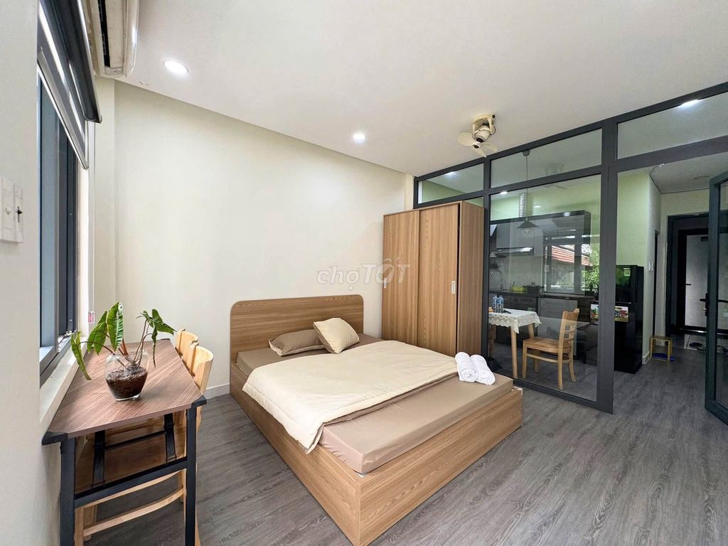 The new balconcilial apartment is built right near the commercial university.