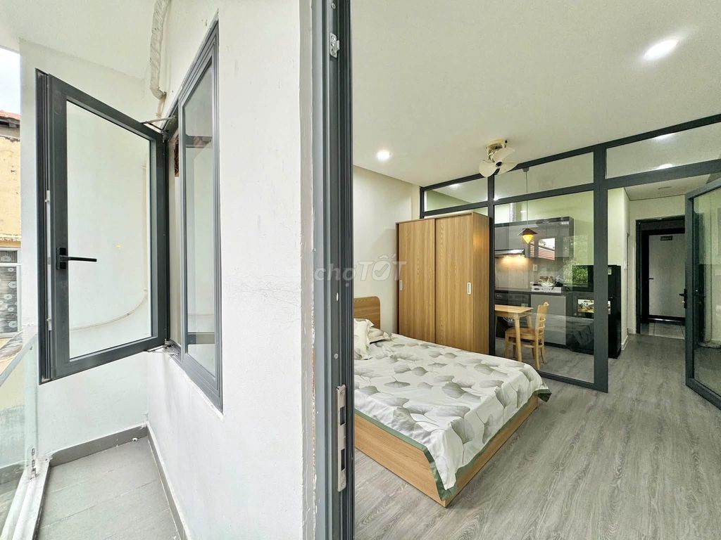 The new balconcilial apartment is built right near the commercial university.