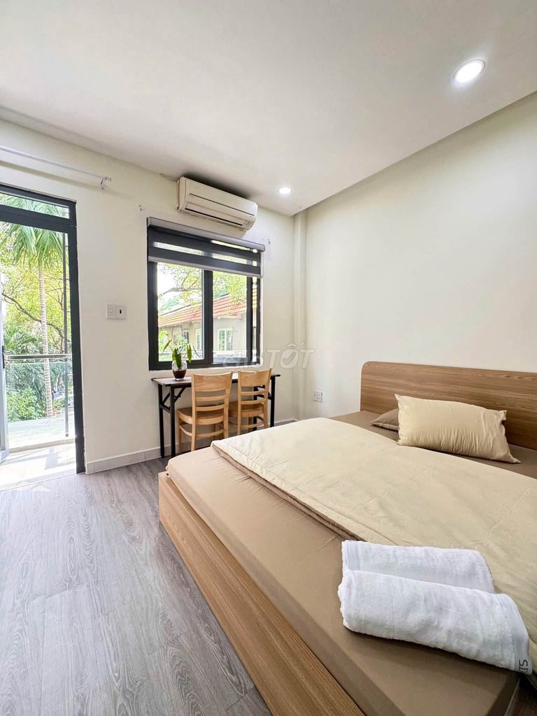 The new balconcilial apartment is built right near the commercial university.