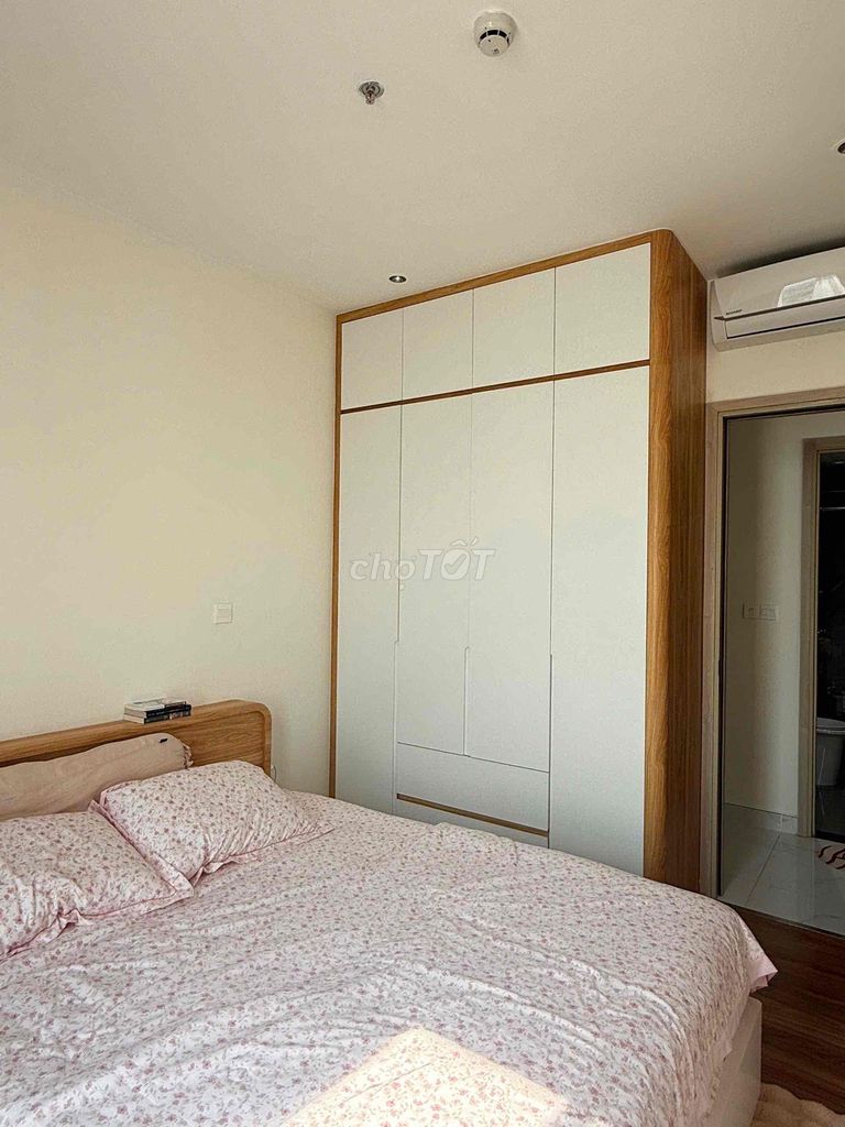 Rent D-Aqua-- Bến Bình Đông cash, 8th District -- two full interior bedrooms.