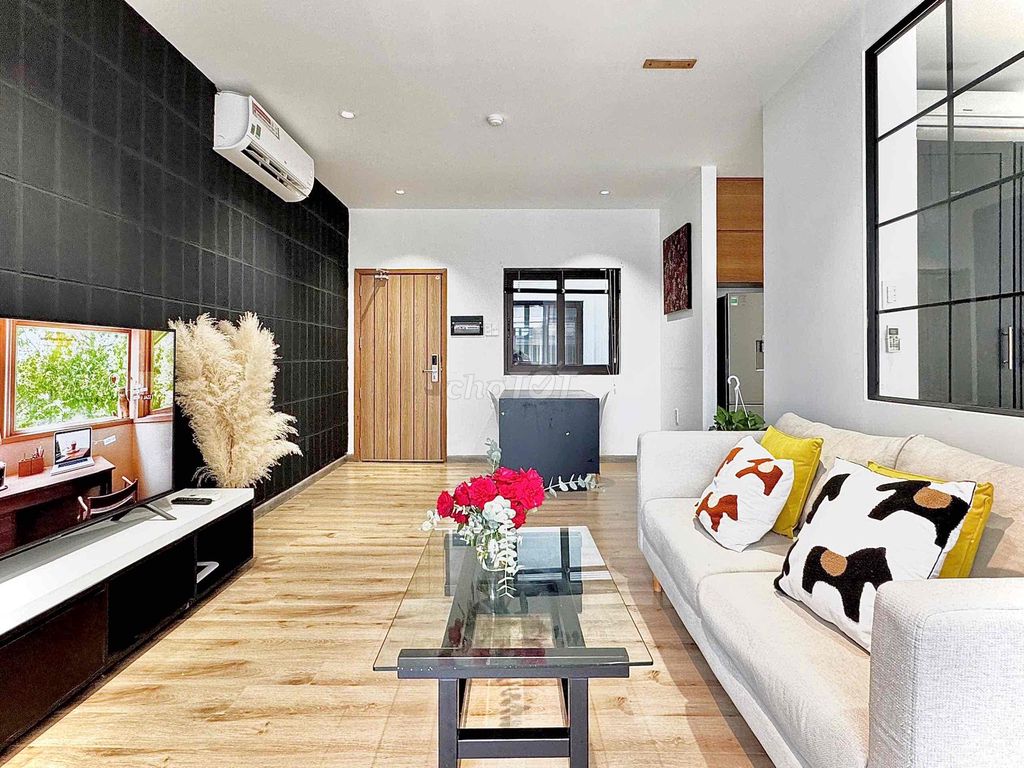 The one bedroom is right here at Tan Son Nhut Airport, the Royal Park, the Song of Leaves.