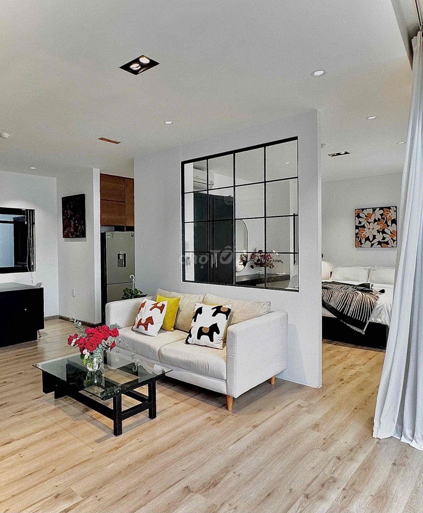 The one bedroom is right here at Tan Son Nhut Airport, the Royal Park, the Song of Leaves.