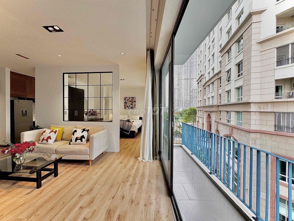 The one bedroom is right here at Tan Son Nhut Airport, the Royal Park, the Song of Leaves.
