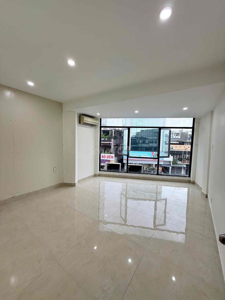 Check out the Phan Đăng Lưu Phú Nhuận cash room.