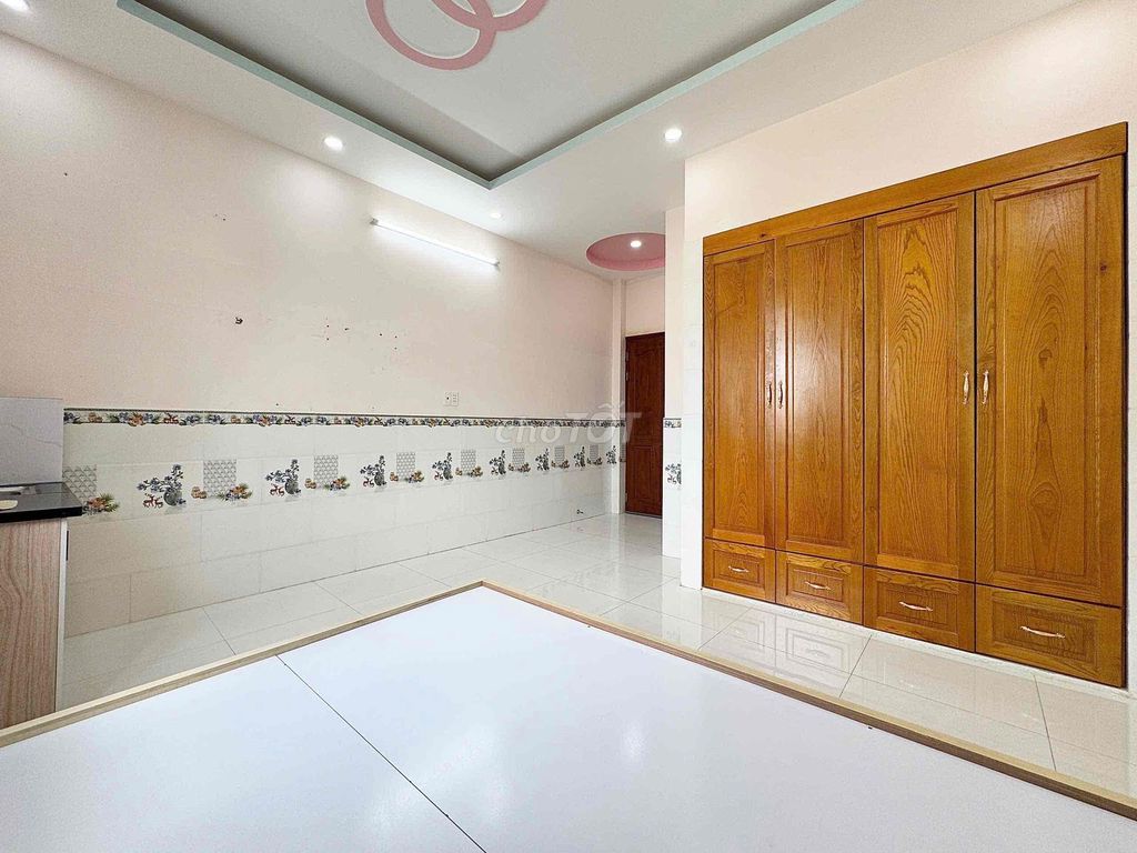 Rent the sky window studio full interior near youart to the advantage