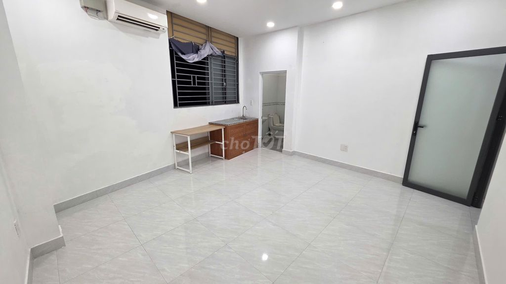 The 20mm apartment has windows, Nguyễn Thái Sơn air conditioning.