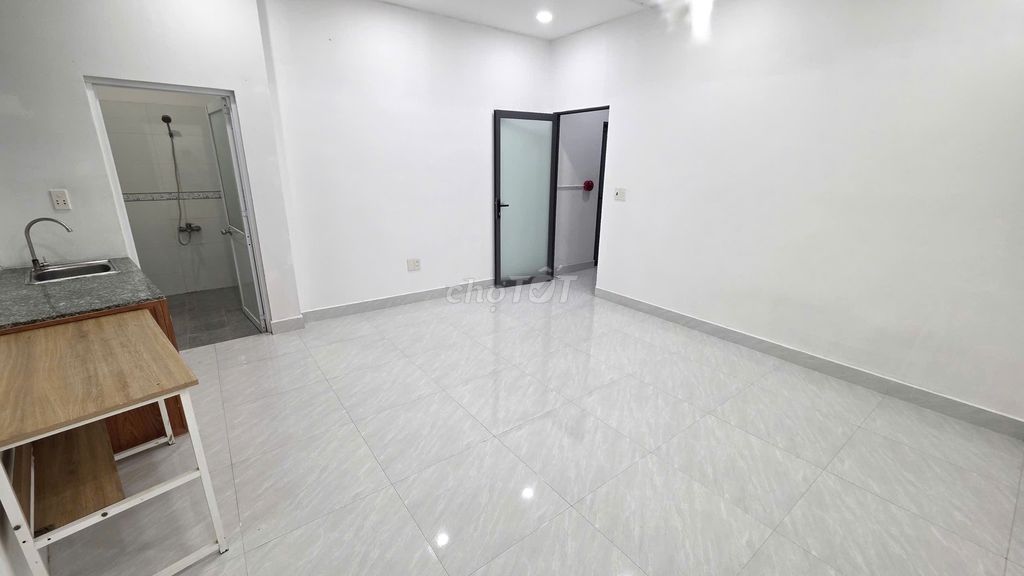 The 20mm apartment has windows, Nguyễn Thái Sơn air conditioning.