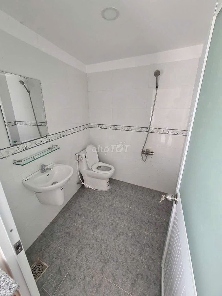 The 20mm apartment has windows, Nguyễn Thái Sơn air conditioning.