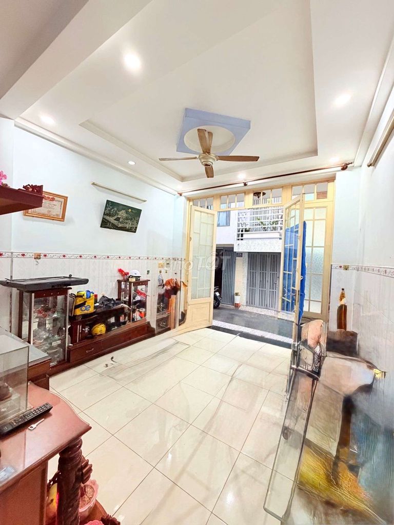 The original home is in front of the Thạch Lam school, in the middle of the business.