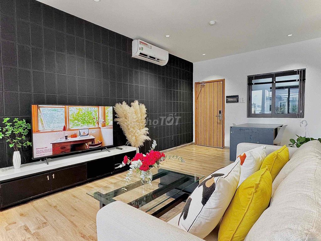 Rent a big Võ Văn Tần balcony bedroom near New Tspaw Market.