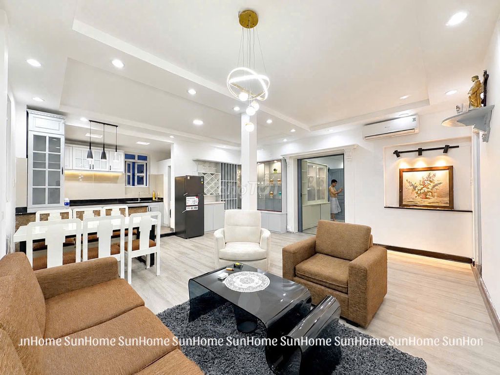 The apartment is two-size balcony bedrooms. Close to the seven-way stand.