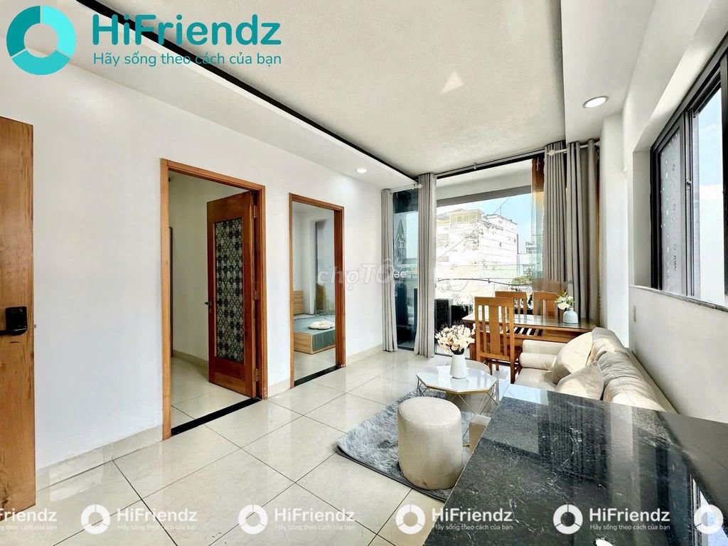 The apartment is two-size balcony bedrooms. Close to the seven-way stand.