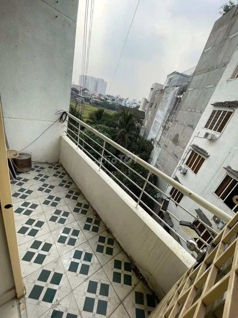 Three, no furniture, two bedrooms, 85 meters, ten million a month.