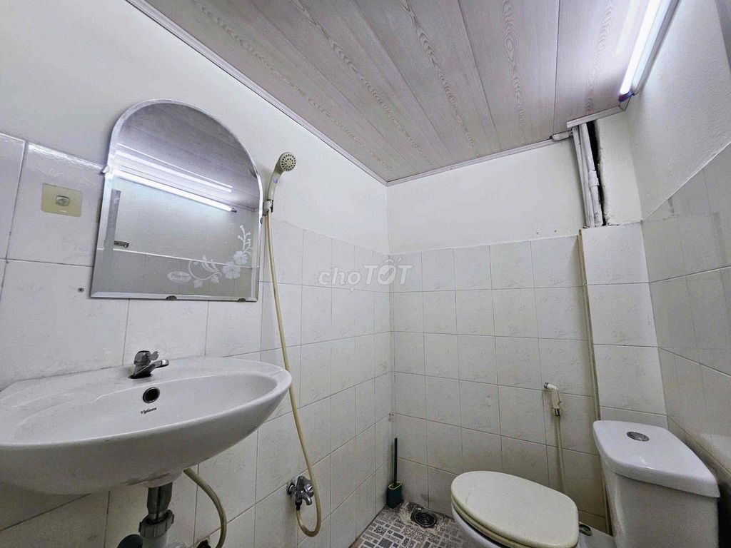 Rent a 14th Street house. Bahha two bedrooms. Two toilets.