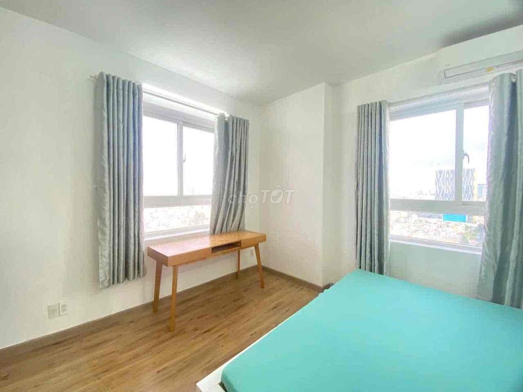 Three bedrooms 120 m2 Copac Square in 4th.