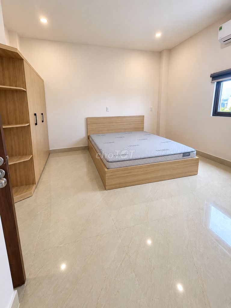 The service apartment is a high-end interior - an elevator - 20 meters - just the old ql13