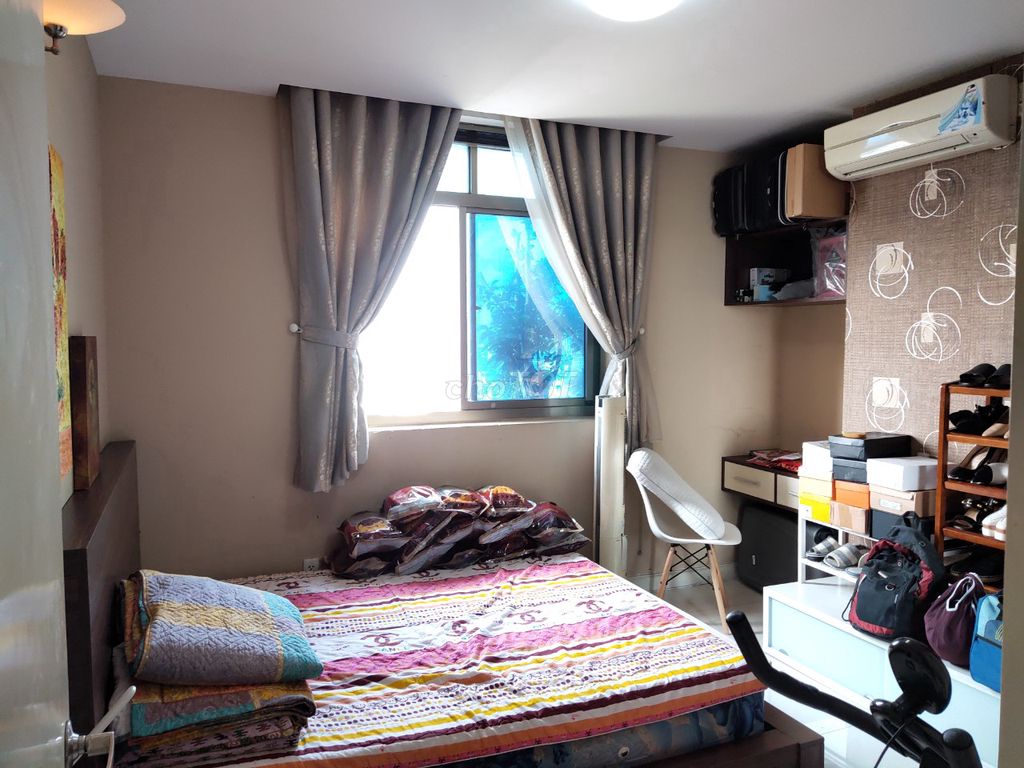 Two bedrooms. Two high-level toilets. Nice view -- renting Screc Tower just 12 million a month.