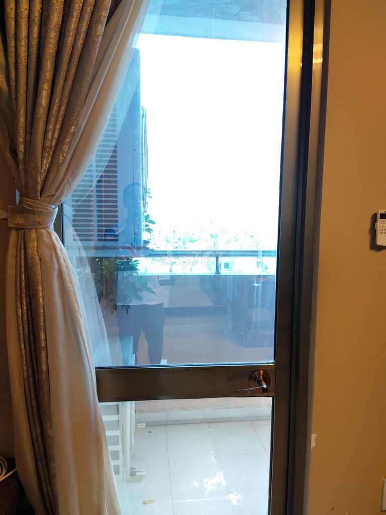 Two bedrooms. Two high-level toilets. Nice view -- renting Screc Tower just 12 million a month.