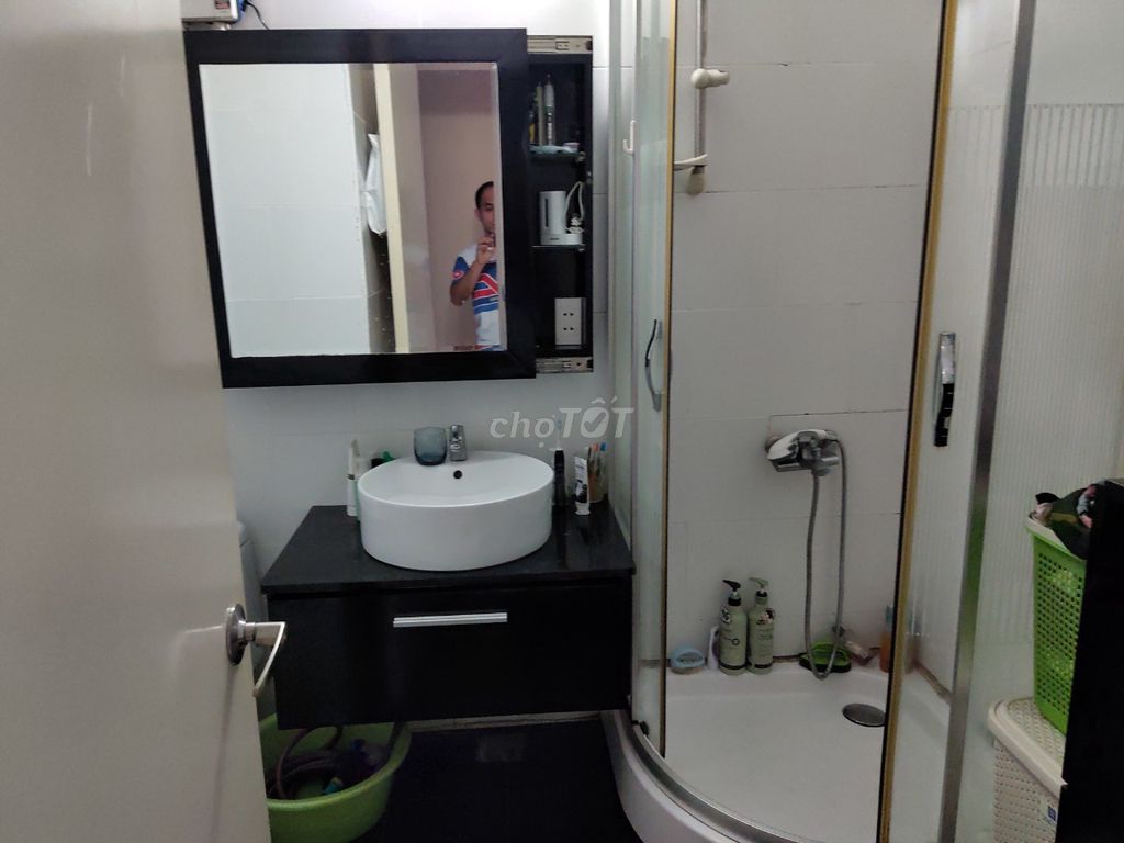 Two bedrooms. Two high-level toilets. Nice view -- renting Screc Tower just 12 million a month.
