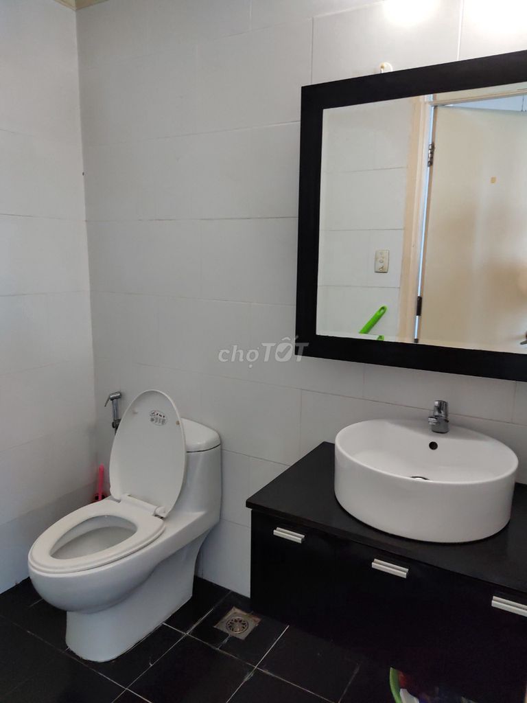 Two bedrooms. Two high-level toilets. Nice view -- renting Screc Tower just 12 million a month.