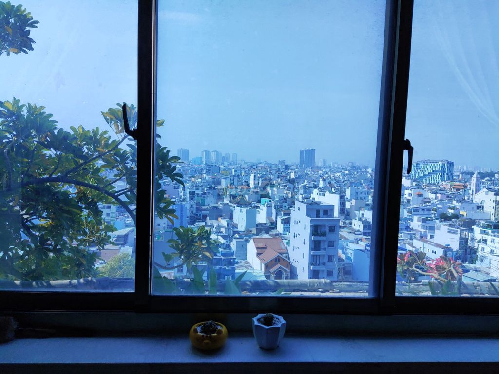 Two bedrooms. Two high-level toilets. Nice view -- renting Screc Tower just 12 million a month.