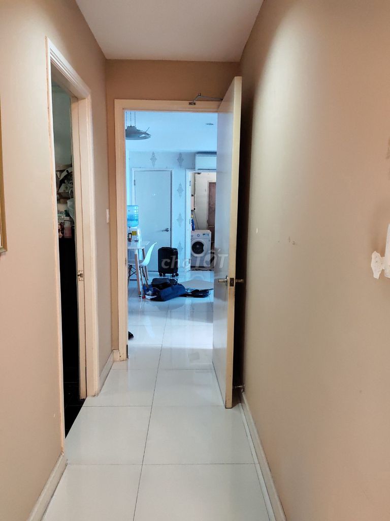 Two bedrooms. Two high-level toilets. Nice view -- renting Screc Tower just 12 million a month.