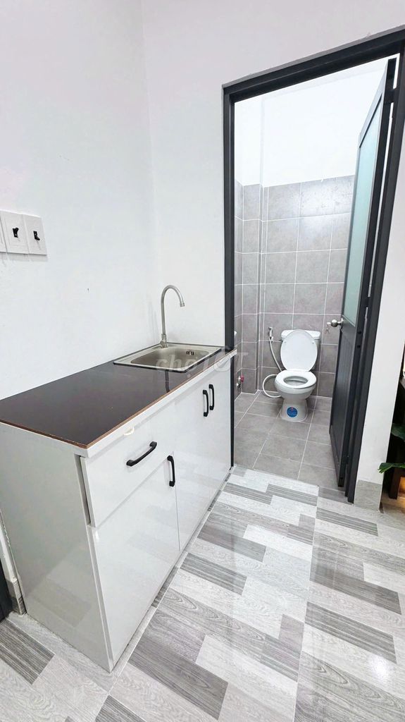 The balcony service apartment is wind-to-air-- new house-- 56 Phạm Văn Đồng, near the airport.