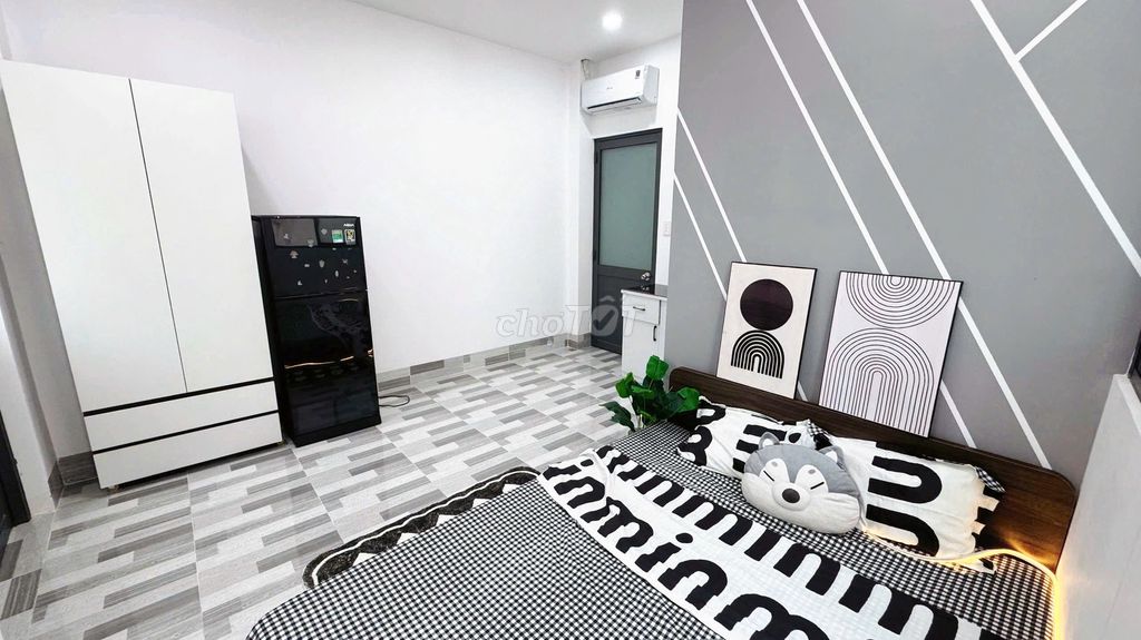The balcony service apartment is wind-to-air-- new house-- 56 Phạm Văn Đồng, near the airport.