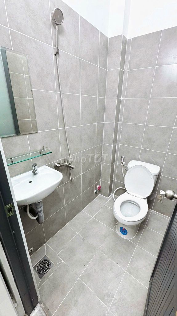 The balcony service apartment is wind-to-air-- new house-- 56 Phạm Văn Đồng, near the airport.