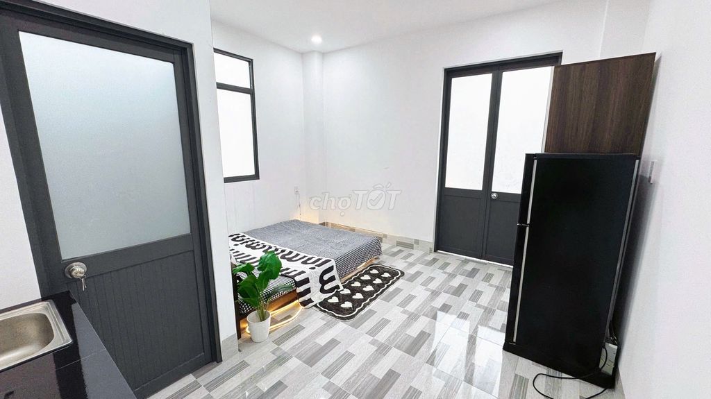 The balcony service apartment is wind-to-air-- new house-- 56 Phạm Văn Đồng, near the airport.